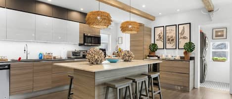 Full-sized fridge, microwave, oven, stovetop