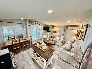 Een smart-tv en een tafeltennistafel