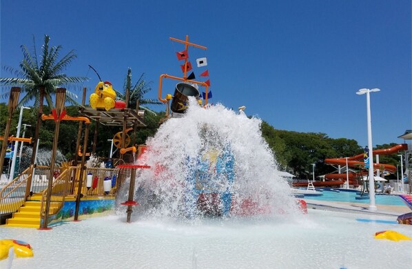 Una piscina cubierta, una piscina al aire libre