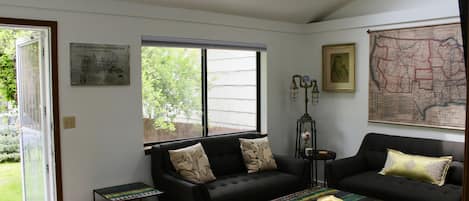 Een smart-tv, een dvd-speler, boeken en een filmbibliotheek