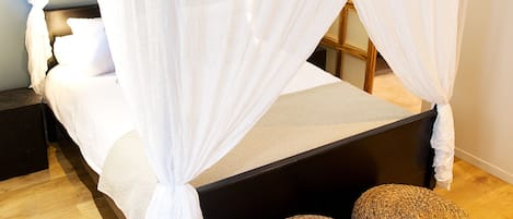 2 chambres, coffres-forts dans les chambres, fer et planche à repasser