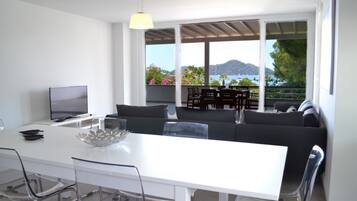 Apartment (Topaz C7) | Makan dalam bilik