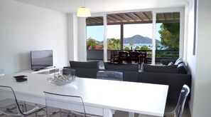 Apartment (Topaz C7) | In-room dining