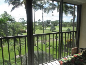 Property grounds - Beautifully Renovated 2 Bedroom/2 Bath Third Floor Unit Available For Season (Naples)