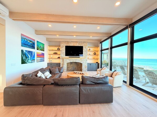 Smart-TV, Tischtennisplatte, Bücher