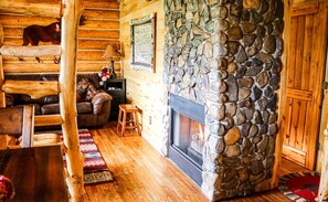 Een flatscreentelevisie en een open haard