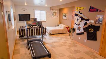 4 bedrooms, iron/ironing board, free WiFi, bed sheets