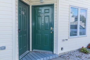 Exterior detail - Vibe District family condo, 3 blocks to beach (Virginia Beach)