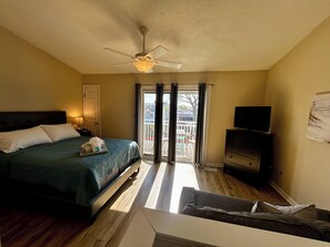 2 bedrooms, iron/ironing board, free WiFi, bed sheets - Vibe District family condo, 3 blocks to beach (Virginia Beach)