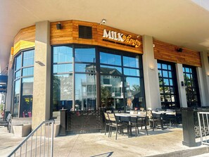 Outdoor dining - Vibe District family condo, 3 blocks to beach (Virginia Beach)