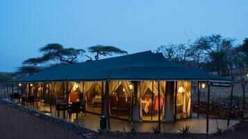 Aamiainen, lounas ja illallinen; paikallinen ja kansainvälinen keittiö