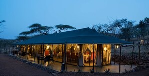 朝食、ランチ、ディナーに営業 (郷土料理と各国料理)