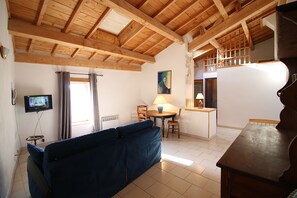 家庭客房 (9) | 客廳 | 平面電視