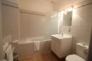 Double Room (1) | Bathroom | Deep soaking tub, rainfall showerhead, free toiletries, hair dryer - La Bastide du Vebron (Grospierres)