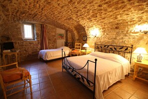 Chambre Triple (5) | Bureau, fer et planche à repasser, Wi-Fi gratuit, draps fournis