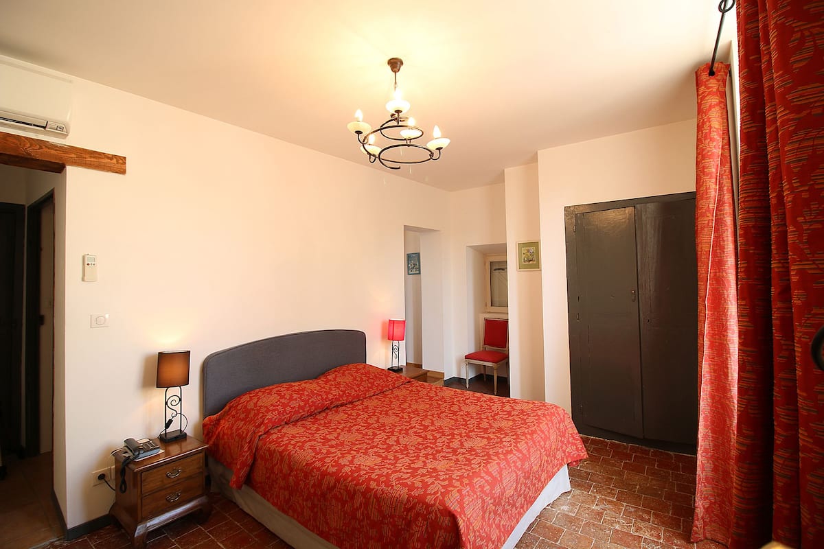 Triple Room (7) | Desk, iron/ironing board, free WiFi, bed sheets