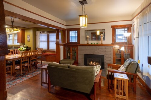 Cheerful And Spacious Home For Lovers Of Good Food And Wine