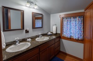 Combined shower/bathtub, hair dryer, towels, soap - Cheerful And Spacious Home For Lovers Of Good Food And Wine (Walla Walla)