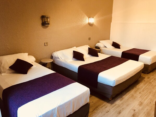 Habitación familiar | Caja de seguridad en la habitación, cortinas blackout y insonorización 