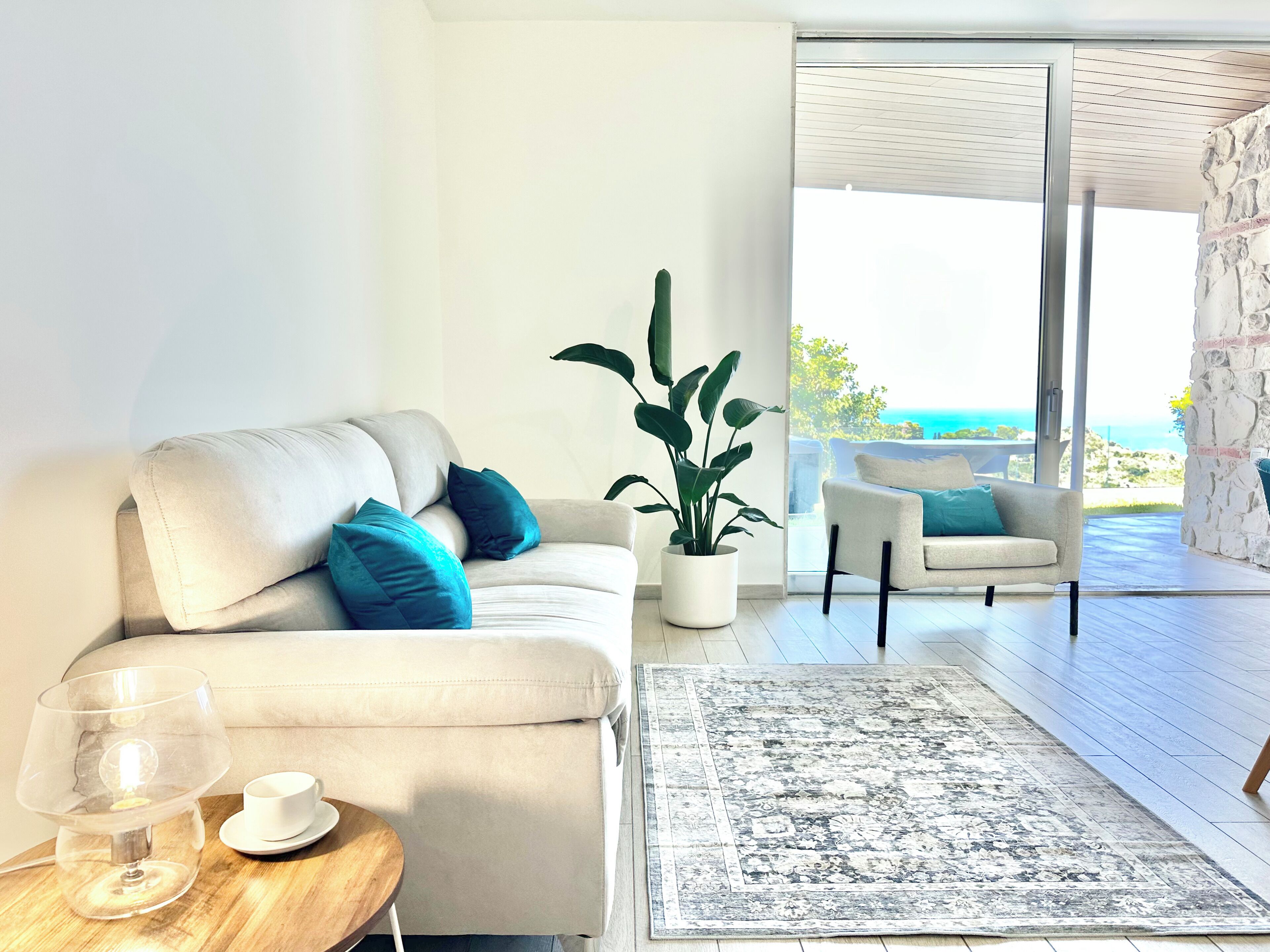 Panoramic-Apartment, Whirlpool, Meerblick | Wohnbereich | LED-Fernseher