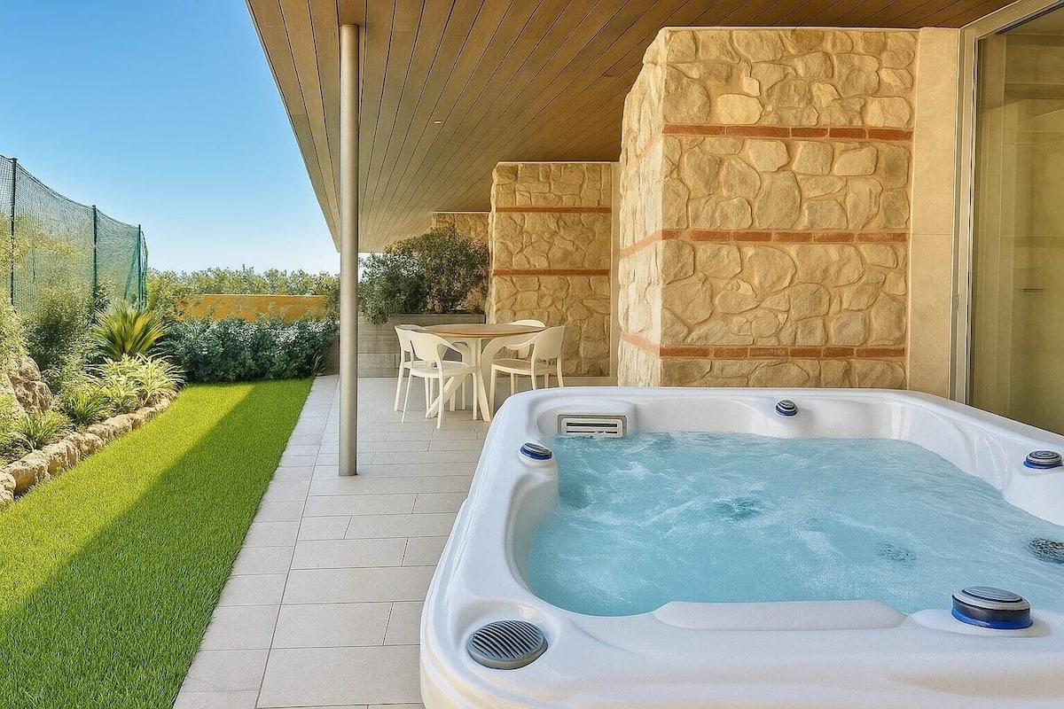 Junior Apartment, Hot Tub, Garden View | 2 bilik tidur, peralatan tempat tidur hipoalergenik, meja