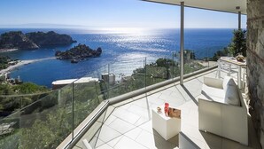 A balcony with a clear view of the sea and rocky coastline. - Isola Bella Infinity Suites (Taormina)