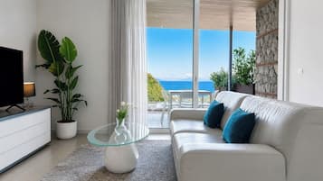 Deluxe Apartment, Hot Tub, Sea View | Ruang tamu