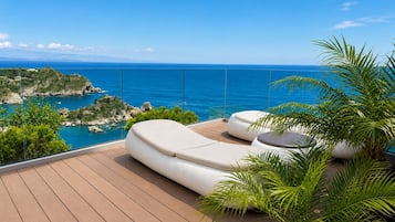 Luxury-Apartment, eigener Pool, Meerblick | Terrasse/Patio