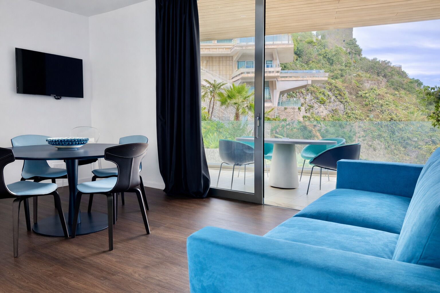 Comfort Apartment, 1 Queen Bed, Terrace, Partial Sea View | Living area