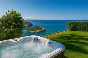 Appartement panoramique, baignoire à remous, vue sur la mer | Terrasse/patio