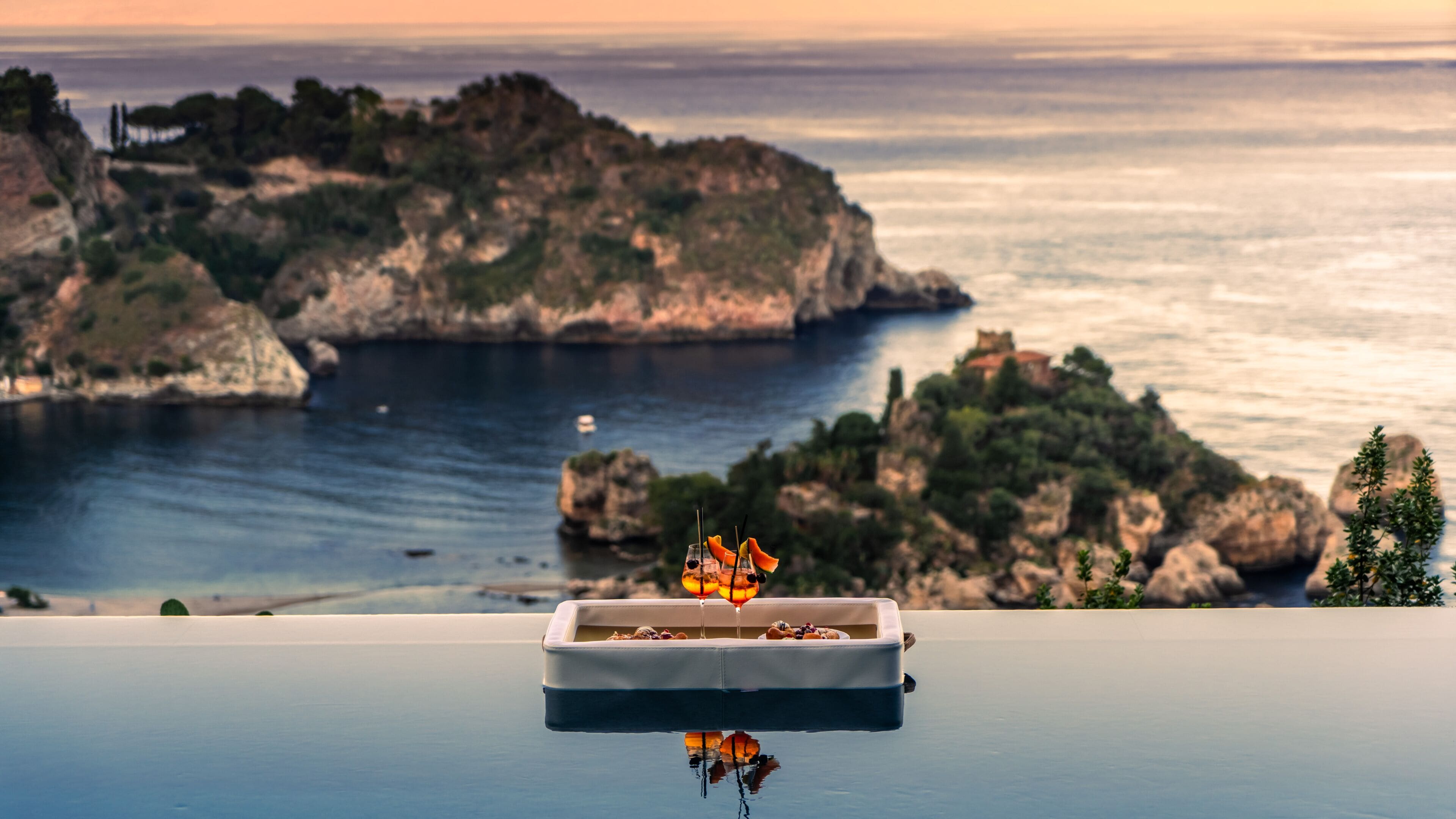 Apartamento superluxo, piscina particular, vista para o mar | Roupas de cama antialérgicas, edredons de pluma