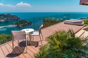 Appartement luxueux, piscine privée, vue sur la mer | Literie hypoallergénique, décor unique, ameublement unique, bureau