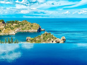 Un paisaje costero con afloramientos rocosos y aguas azul cristalino.