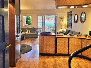 Premier loft, uitzicht op zee, bijgebouw | Woonruimte | Ledtelevisie