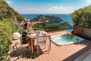 Deluxe Apartment, Hot Tub, Sea View | Hypo-allergenic bedding, down duvets, individually decorated - Isola Bella Infinity Suites (Taormina)