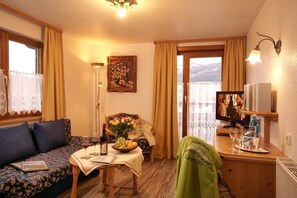 En 35-tommers Flatskjerm-TV med kabel-kanaler samt TV