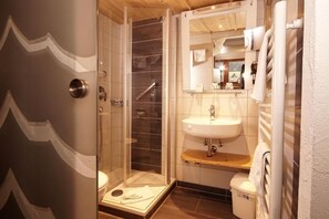 Shower, free toiletries, towels - Panorama Hotel Kaserer (Fischen im Allgaeu)