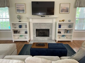Flat-screen TV, fireplace, DVD player, books - Grace Meadows: 3BR/3BA, close To Westin, Beach, Golf & Tennis (Hilton Head Island)
