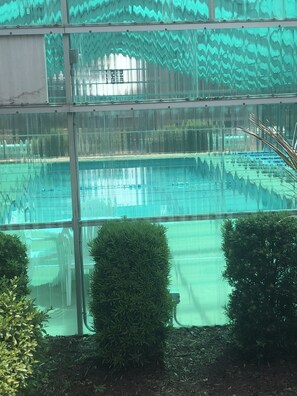 Piscine intérieure, piscine extérieure