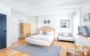 Iron/ironing board, free WiFi, bed sheets