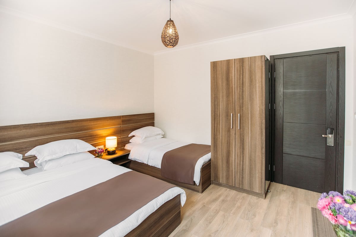 Habitación triple estándar, vista al jardín | Escritorio, cortinas blackout y insonorización