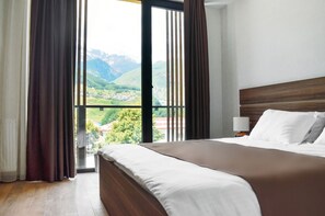 Escritorio, cortinas blackout y sistema de insonorización 