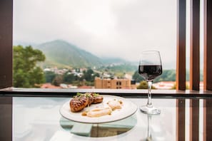 Outdoor dining - Mount Inn Kazbegi (Kazbegi)