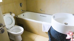 A bathroom with a toilet, bathtub, and sink. - Zororo lodge (Polokwane)