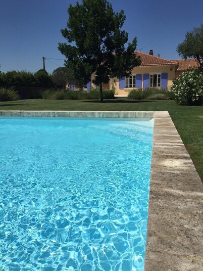 Camina hasta St Remy Village desde esta villa mágica con piscina y privacidad.