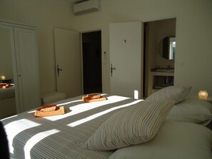 3 chambres, fer et planche à repasser, Wi-Fi, draps fournis