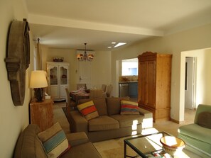 TV, books - Walk To St Remy Village From This Magical Villa With Pool And Privacy! (Saint-Rémy-De-Provence)