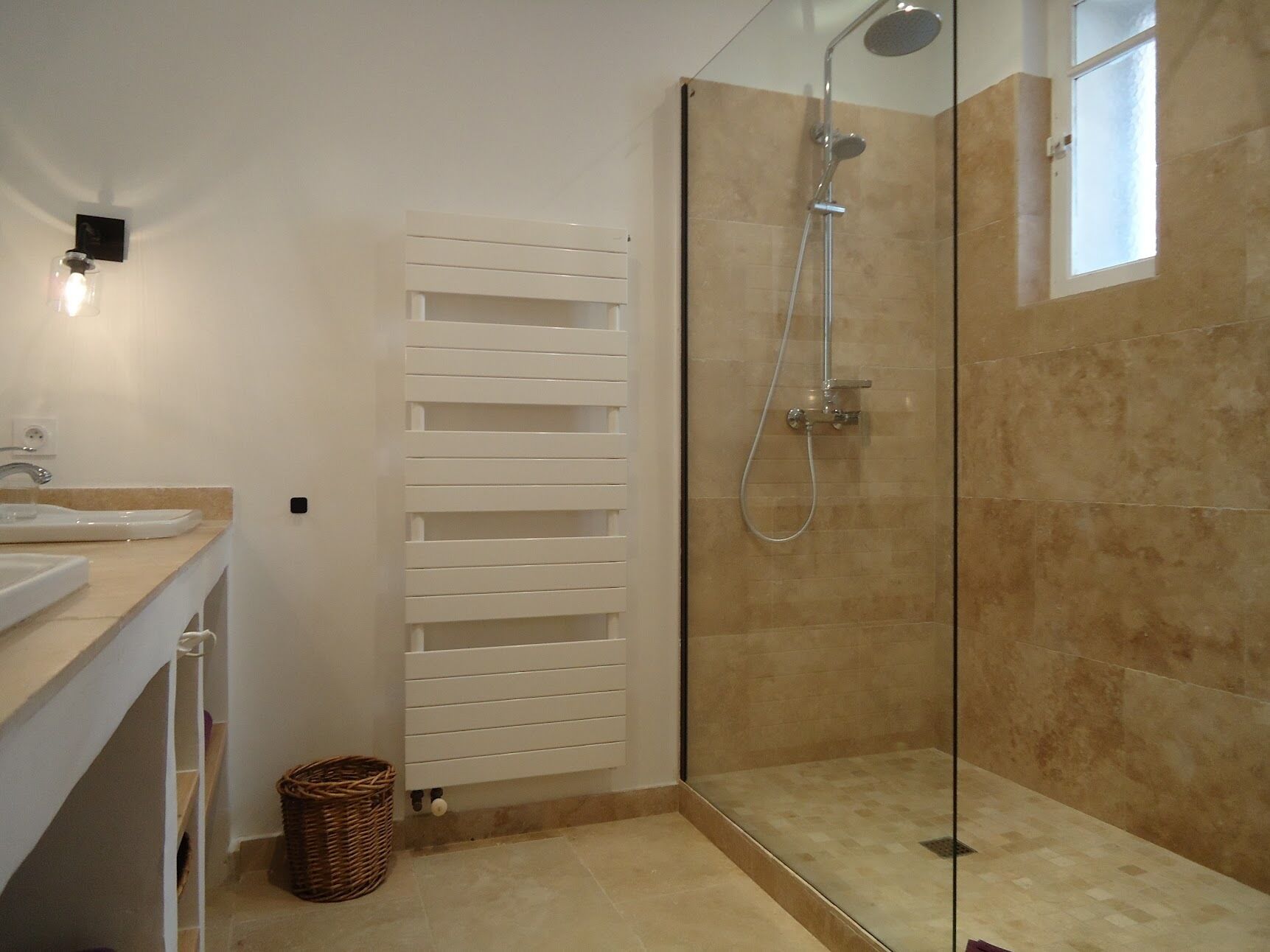 Douche, sèche-cheveux, serviettes fournies, savon