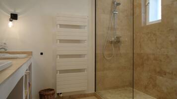 Douche, sĂšche-cheveux, serviettes fournies, savon