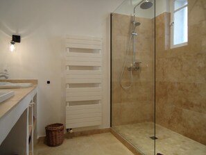Een douche, een haardroger, handdoeken, zeep